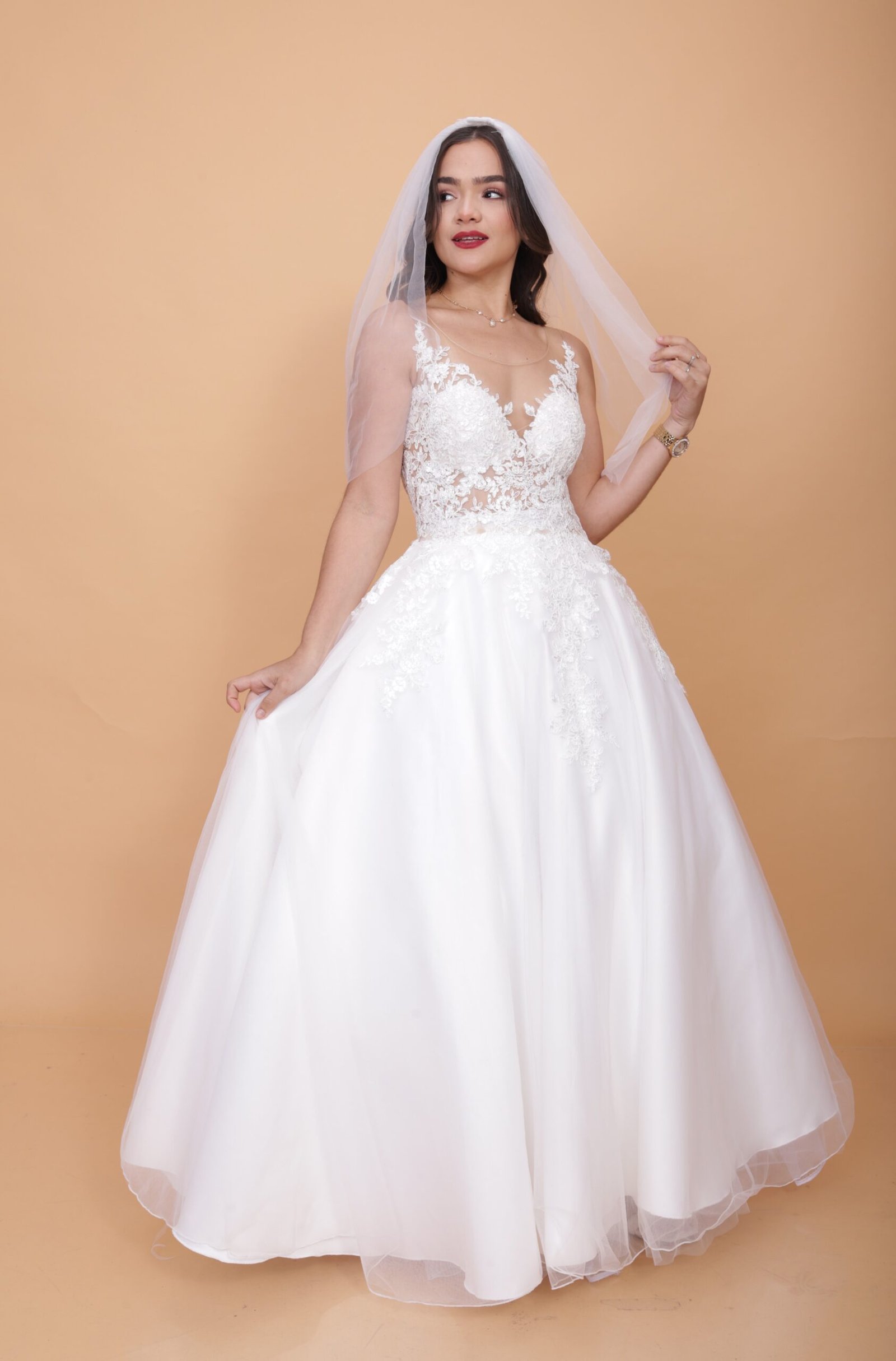 Novia religiosa Bety tul faldon decorado