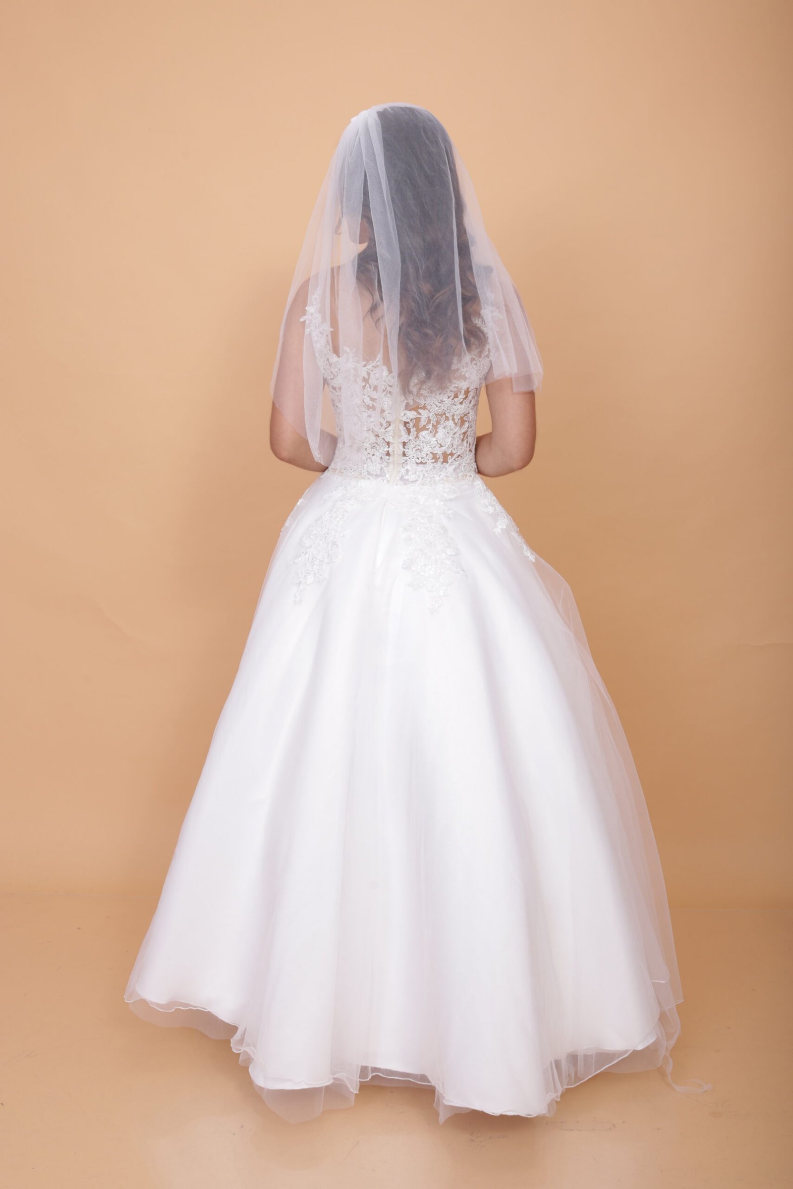 Novia religiosa Bety tul faldon decorado - Imagen 8