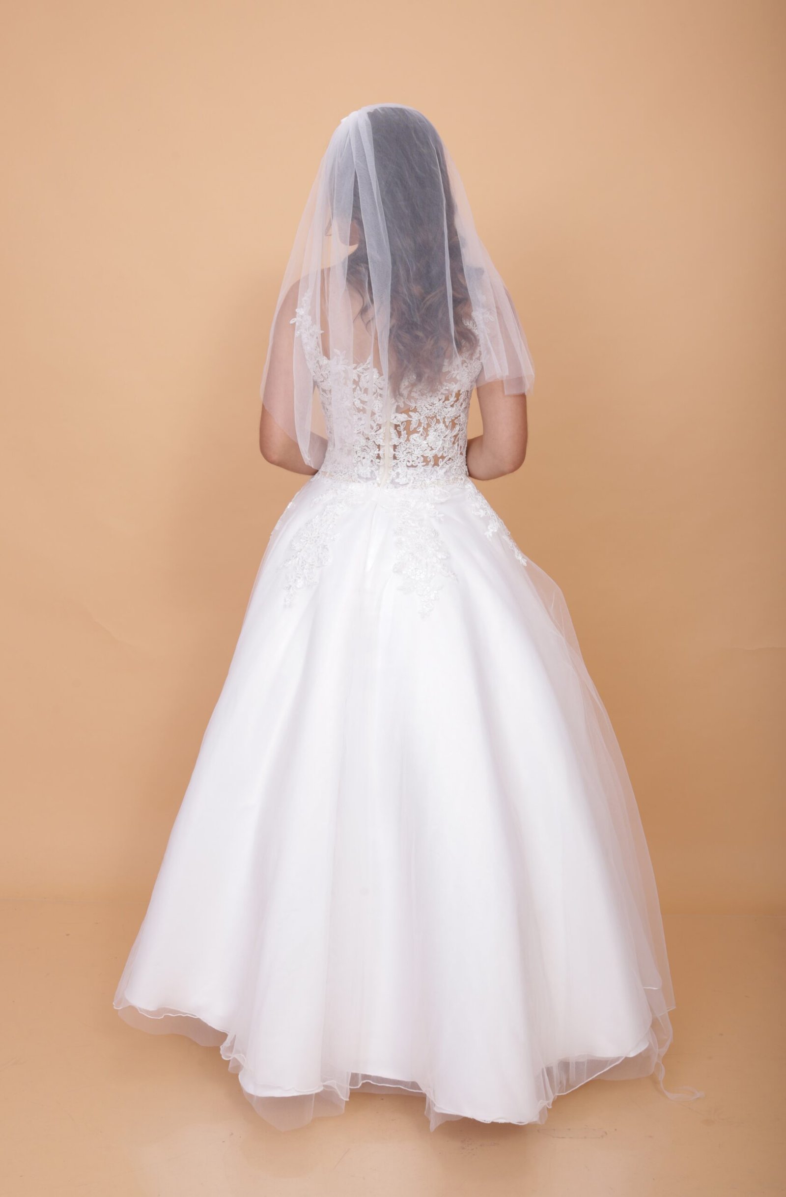 Novia religiosa Bety tul faldon decorado - Imagen 3